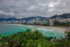 Ah, o Rio de Janeiro! Cidade abençoada pelos deuses, onde a natureza e a urbanidade se unem em uma dança harmoniosa, criando uma paisagem de tirar o fôlego e de tocar a alma. Os melhores pontos turísticos do Rio de Janeiro são aqueles que traduzem a essência desta cidade maravilhosa, onde a alegria e a poesia se entrelaçam em um eterno abraço. Vamos, então, explorar juntos esses locais mágicos e inesquecíveis: